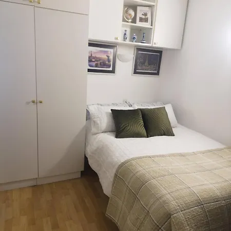 One Bedroom Flat And Leaving Apartment Clichy